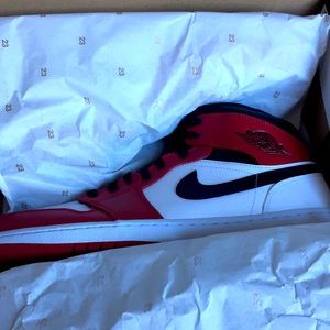 Jordan 1 Chicago Mids